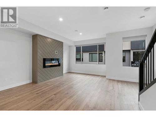 1225 Findlay Road Unit# 7, Kelowna, BC - Indoor Photo Showing Living Room With Fireplace