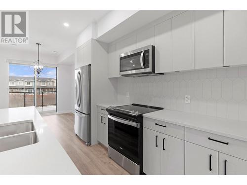 1225 Findlay Road Unit# 7, Kelowna, BC - Indoor Photo Showing Kitchen With Double Sink With Upgraded Kitchen