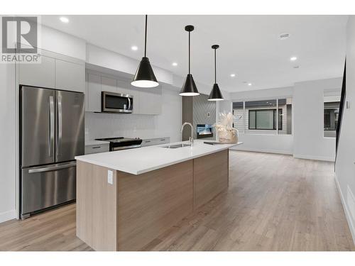 1225 Findlay Road Unit# 7, Kelowna, BC - Indoor Photo Showing Kitchen With Double Sink With Upgraded Kitchen