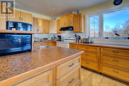 1125 Nine Mile Point Road, Frontenac Islands (The Islands), ON - Indoor Photo Showing Kitchen