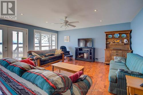 1125 Nine Mile Point Road, Frontenac Islands (The Islands), ON - Indoor Photo Showing Living Room