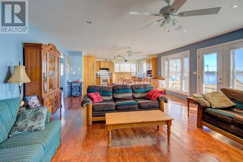 1125 Nine Mile Point Road, Frontenac Islands (The Islands), ON - Indoor Photo Showing Living Room