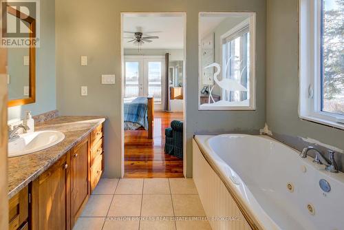 1125 Nine Mile Point Road, Frontenac Islands (The Islands), ON - Indoor Photo Showing Bathroom