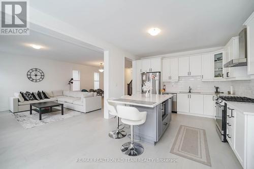 3086 Paperbirch Trail, Pickering, ON - Indoor Photo Showing Kitchen With Upgraded Kitchen