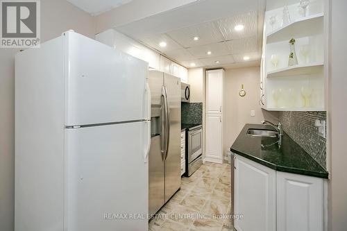 52 Carleton Place, Brampton, ON - Indoor Photo Showing Kitchen