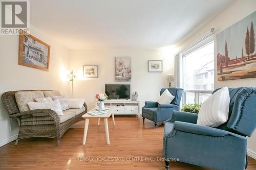 52 Carleton Place, Brampton, ON - Indoor Photo Showing Living Room