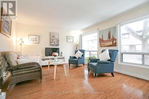 52 Carleton Place, Brampton, ON - Indoor Photo Showing Living Room