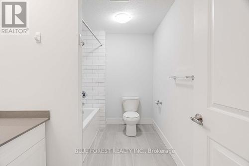 304 - 25 Centre Street, London, ON - Indoor Photo Showing Bathroom