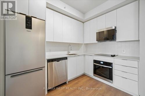 2401 - 2920 Highway 7, Vaughan, ON - Indoor Photo Showing Kitchen