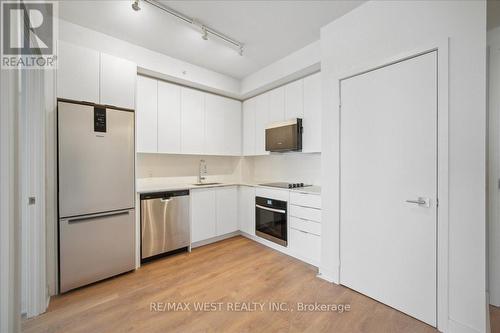 2401 - 2920 Highway 7, Vaughan, ON - Indoor Photo Showing Kitchen