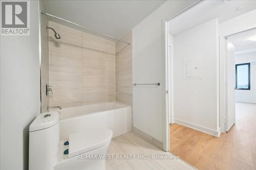 2401 - 2920 Highway 7, Vaughan, ON - Indoor Photo Showing Bathroom