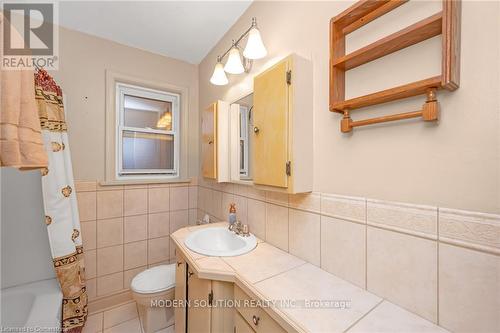 12 Robertson Place, St. Catharines, ON - Indoor Photo Showing Bathroom