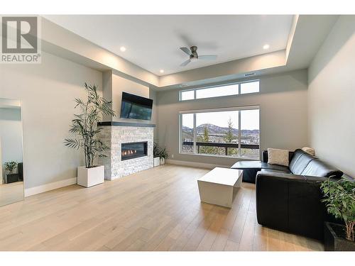 2161 Upper Sundance Drive Unit# 20, West Kelowna, BC - Indoor Photo Showing Living Room With Fireplace