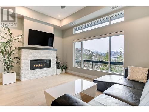 2161 Upper Sundance Drive Unit# 20, West Kelowna, BC - Indoor Photo Showing Living Room With Fireplace