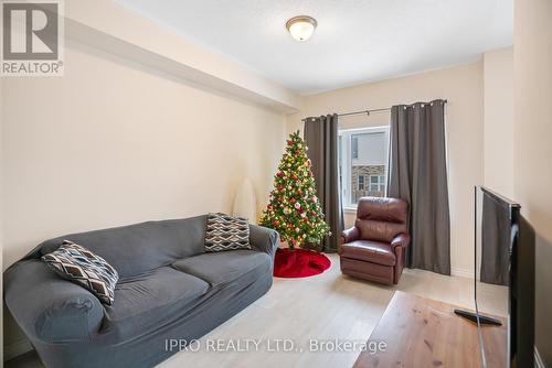 5 Sapphire Way, Thorold, ON - Indoor Photo Showing Living Room