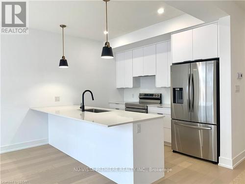 29 - 1965 Upperpoint Gate, London, ON - Indoor Photo Showing Kitchen With Upgraded Kitchen