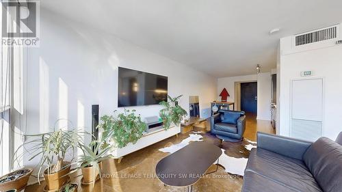 810 - 320 Richmond Street E, Toronto, ON - Indoor Photo Showing Living Room