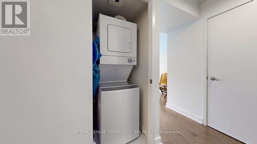 810 - 320 Richmond Street E, Toronto, ON - Indoor Photo Showing Laundry Room