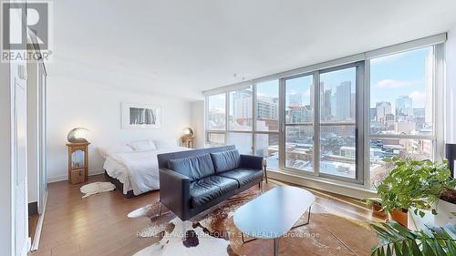 810 - 320 Richmond Street E, Toronto, ON - Indoor Photo Showing Living Room