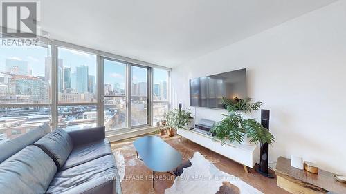 810 - 320 Richmond Street E, Toronto, ON - Indoor Photo Showing Living Room