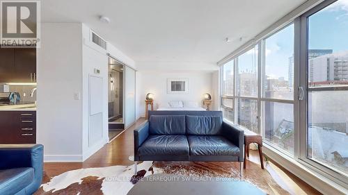 810 - 320 Richmond Street E, Toronto, ON - Indoor Photo Showing Living Room