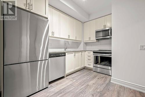 809 - 1050 Main Street E, Milton, ON - Indoor Photo Showing Kitchen