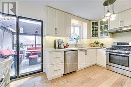 2564 Addingham Crescent, Oakville, ON - Indoor Photo Showing Kitchen With Upgraded Kitchen