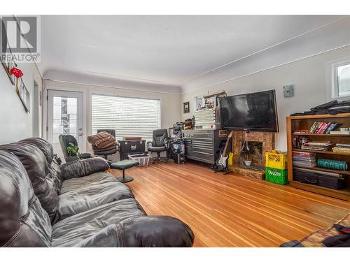 792 Burne Avenue, Kelowna, BC - Indoor Photo Showing Living Room