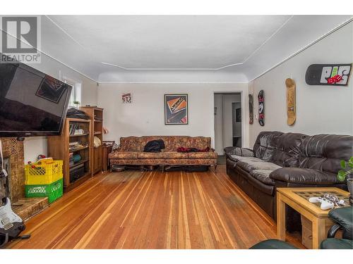 792 Burne Avenue, Kelowna, BC - Indoor Photo Showing Living Room