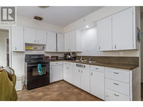 792 Burne Avenue, Kelowna, BC - Indoor Photo Showing Kitchen With Double Sink