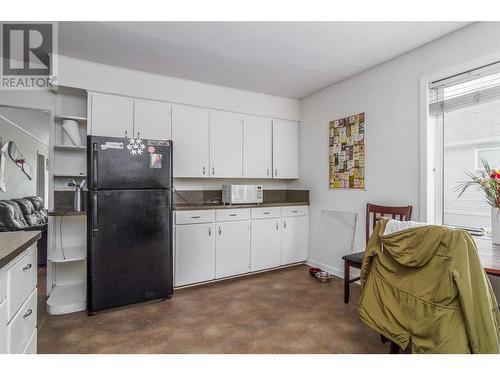 792 Burne Avenue, Kelowna, BC - Indoor Photo Showing Kitchen