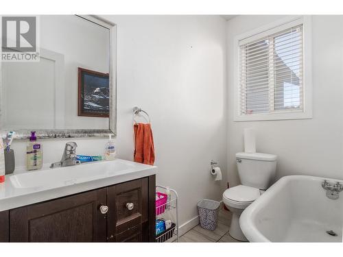 792 Burne Avenue, Kelowna, BC - Indoor Photo Showing Bathroom