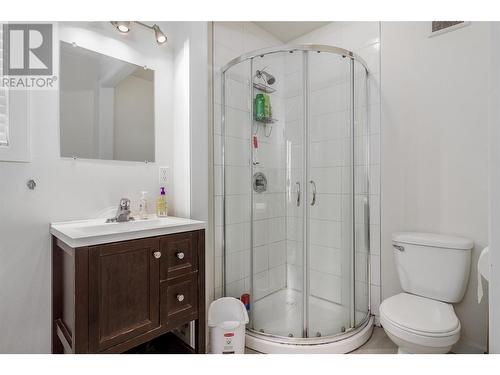 792 Burne Avenue, Kelowna, BC - Indoor Photo Showing Bathroom