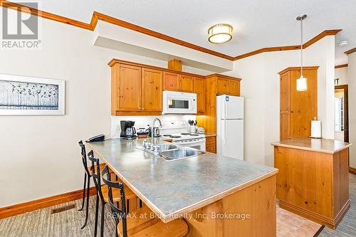 109 - 184 Snowbridge Way, Blue Mountains (Blue Mountain Resort Area), ON - Indoor Photo Showing Kitchen With Double Sink