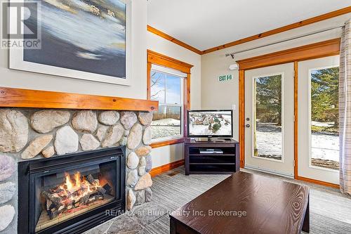 109 - 184 Snowbridge Way, Blue Mountains (Blue Mountain Resort Area), ON - Indoor Photo Showing Living Room With Fireplace