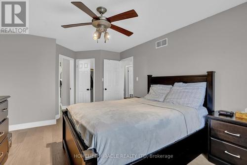 8 Meadow Wood Crescent, Hamilton, ON - Indoor Photo Showing Bedroom