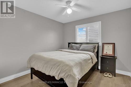 8 Meadow Wood Crescent, Hamilton, ON - Indoor Photo Showing Bedroom