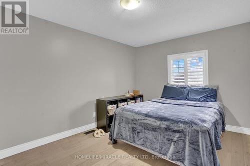 8 Meadow Wood Crescent, Hamilton, ON - Indoor Photo Showing Bedroom