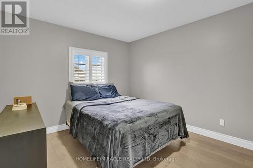 8 Meadow Wood Crescent, Hamilton, ON - Indoor Photo Showing Bedroom