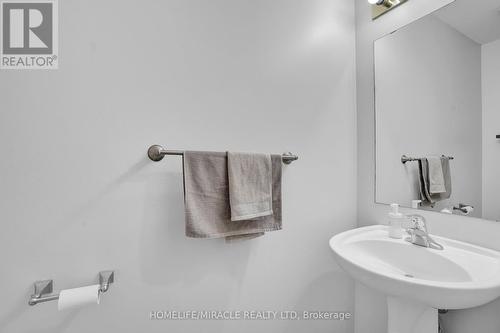 8 Meadow Wood Crescent, Hamilton, ON - Indoor Photo Showing Bathroom