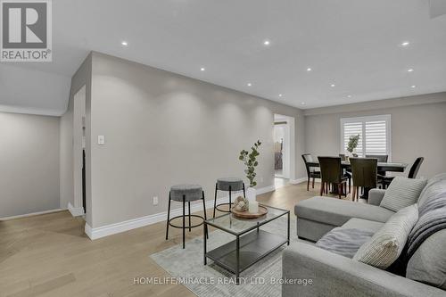 8 Meadow Wood Crescent, Hamilton, ON - Indoor Photo Showing Living Room