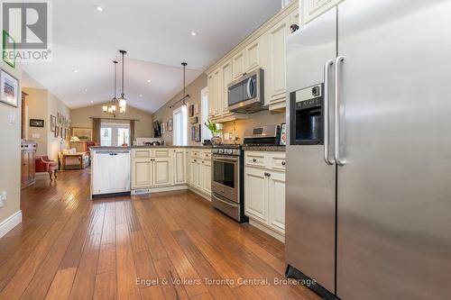 38 Rodney Street, Collingwood, ON - Indoor Photo Showing Kitchen With Upgraded Kitchen