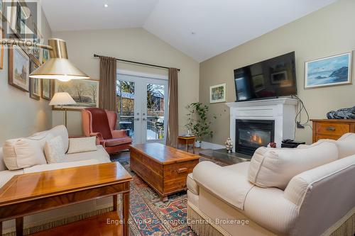 38 Rodney Street, Collingwood, ON - Indoor Photo Showing Living Room With Fireplace