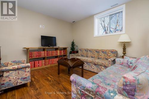 38 Rodney Street, Collingwood, ON - Indoor Photo Showing Living Room