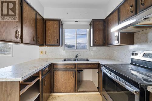 1816 Ash Street, Creston, BC - Indoor Photo Showing Kitchen With Double Sink