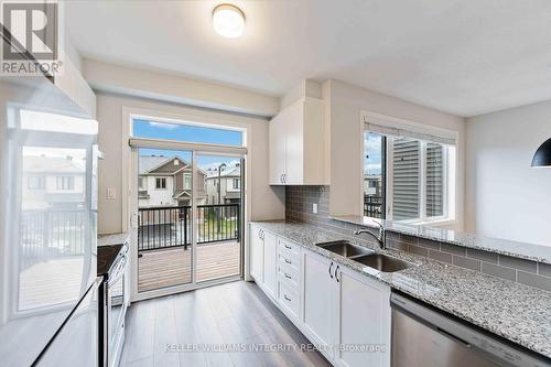 580 Catleaf Row, Ottawa, ON - Indoor Photo Showing Kitchen With Double Sink With Upgraded Kitchen