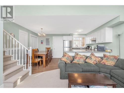 9885 Pinnacles Road Unit# 21, Vernon, BC - Indoor Photo Showing Living Room