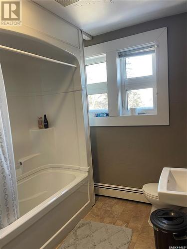 601 3Rd Street, Estevan, SK - Indoor Photo Showing Bathroom