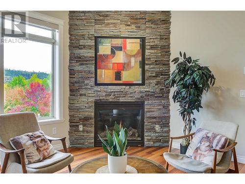 550 Glenmeadows Road Unit# 115, Kelowna, BC - Indoor Photo Showing Living Room With Fireplace