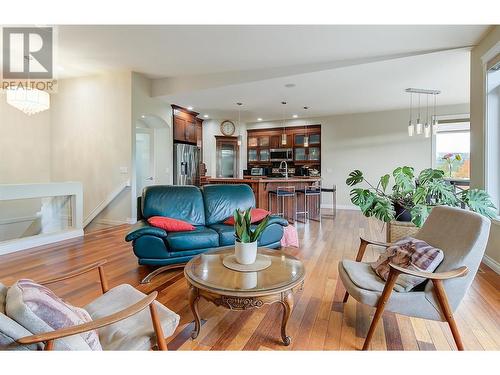 550 Glenmeadows Road Unit# 115, Kelowna, BC - Indoor Photo Showing Living Room